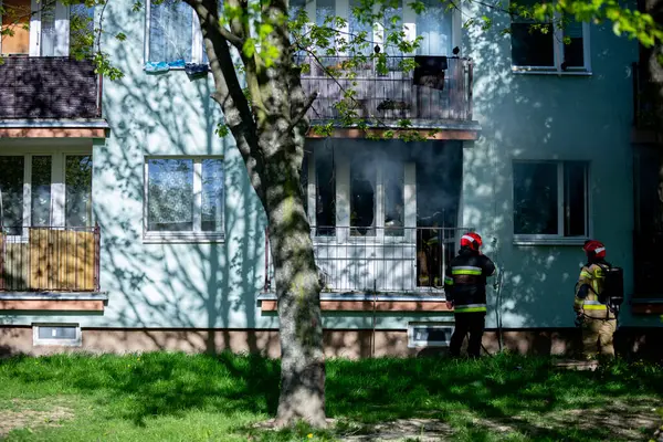 Cesur itfaiyeciler, yerleşim yerlerindeki yıkıcı yangınla mücadele ederek, halkın güvenliğini sağlıyorlar.