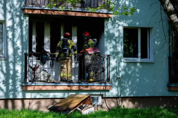 İtfaiyeciler, balkon bölgesinde meydana gelen acil bir durumu aktif olarak yönetiyorlar.
