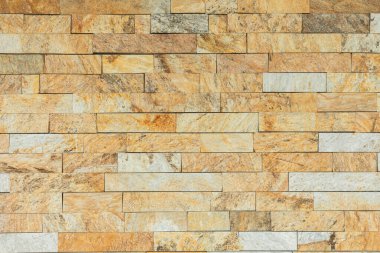 Şık, taş bir duvar. Çok güzel bir şekilde çeşitli toprak tonlarını ve eşsiz desenleri barındırıyor.