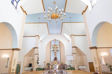 Zarif mimarisi ve sakin bir atmosferi olan güzel tasarlanmış modern bir kilise iç mimarisinin çarpıcı bir görüntüsü.