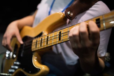 Bir sanatçı, canlı bir müzik ortamında inanılmaz bir yetenek sergileyerek basgitar çalar.