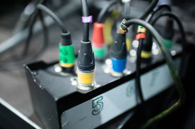 Medya bağlantıları için kullanılan kablolarla birlikte canlı ve renkli ses bağlantısı portlarının ayrıntılı görünümü