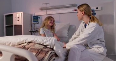 Nazik ve merhametli bir doktor neşeyle dolu neşeli ve neşelendirici bir hastane sahnesinde genç bir kızla iletişim kurar.