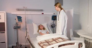 Şefkatli bir doktor, karşılama hastanesinde genç bir hastayla konuşuyor, bakım ve destek sağlıyor.