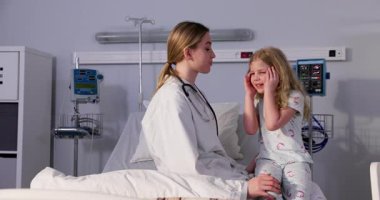 Bir doktor hastane ortamında genç bir hastayla samimi bir ilişki kurar. Rahatlık ve güven duygusu yaratır.