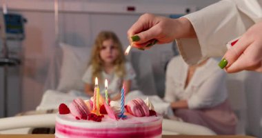 Hastanede dokunaklı bir doğum günü sahnesinde sevdiklerimiz arasında mumlu ve samimi anlar vardır.