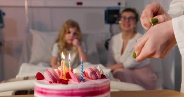 Yürekten bir doğum günü için güzel bir pasta yapılırken hastanede duygusal olarak yüklü bir an yaşanıyor.