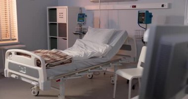 Düzenlenebilir yatak ve tıbbi aletlerin bulunduğu şık bir hastane odası. İyileştirici bir ortam sağlıyor..