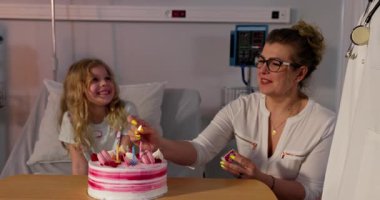 Yürek ısıtan ve neşeli bir doğum günü kutlaması, pasta, mum ve gülümsemelerle dolu bir hastane odasında gerçekleşiyor.