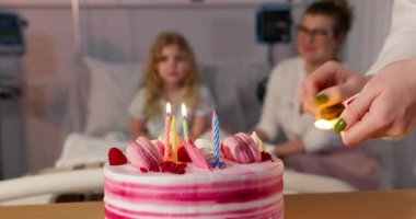 Hastanede nefis bir pasta ve titreyen mumlarla yürek ısıtan bir doğum günü kutlaması gerçekleşti.