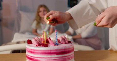 Yürekten bir doğum günü kutlaması bir hastane odasında güzel dekore edilmiş bir pasta ve etrafında sevdikleriyle yapılır.