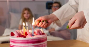 Yürek ısıtan bir doğum günü kutlaması bir hastane ortamında gerçekleşiyor. İçinde mumlarla renkli bir pasta var.