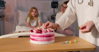 Hastanede bir doktorun çocuk doğum gününü kutlamak için pasta süslemesi gibi dokunaklı bir an yaşanıyor.