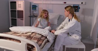 İlgili bir sağlık uzmanı genç bir hastayı hastanede nazikçe rahatlatır ve olumlu bir deneyim sağlar.