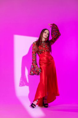 Bir model, canlı bir kıyafetin içinde, herkesin görebileceği modern modanın son trendlerini sergiliyor.