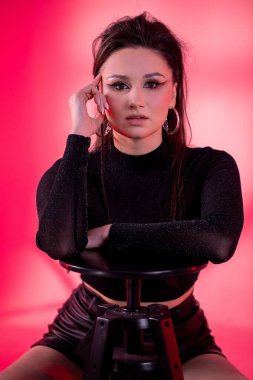 Çarpıcı ve çarpıcı bir portre, kendine güvenen ve cesur bir duruşu olan zengin renkli bir modeli gözler önüne seriyor.