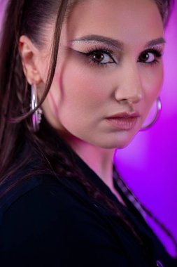 İnanılmaz stil sahibi, çarpıcı makyajı ve güçlü ifadesi olan bir kadının büyüleyici portresi.