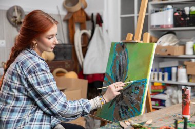 Olağanüstü odaklı bir sanatçı, eşsiz vizyonunu canlı bir sanat stüdyosundaki tuvalde hayata geçiriyor.