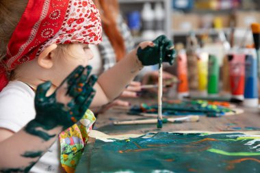 Yaratıcılıklarını ve sanatsal keşiflerini vurgulayan neşeli bir çocuğun canlı bir sahnesi.