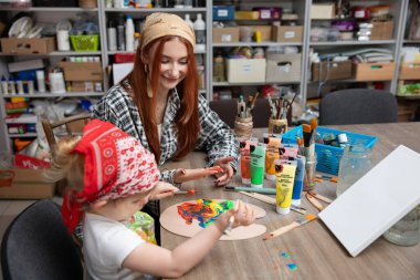 Bu, bir çocukla yetişkin arasındaki yaratıcılığı ve bağ deneyimini gösteren neşeli bir sanat aktivitesidir.