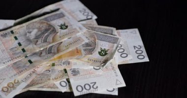 Karanlık bir yüzeye yerleştirilmiş 200 zloti banknot yığını, finansal temalar için mükemmel.