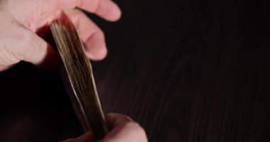 El ele tutuşmada ve banknotların sayımında gösterilen titiz ve dikkatli süreci gösteriyor.