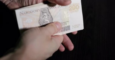 Yakın plan çekimler etkili bir şekilde elleri ustalıkla sayar, düzenler ve para ve banknotları yönetir.