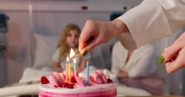 Hastanede gerçek bir doğum günü kutlaması yapılır. Pasta, mumlar ve aşkla tamamlanır.