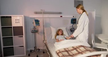 Kendini adamış bir doktor, hastanedeki genç bir hastaya en iyi şekilde iyileşmesi için bakım ve güvence sağlar.