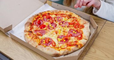 Lezzetli biberli ve sulu domatesli bir dilim pizza. Arkadaşlarla paylaşmak için mükemmel.