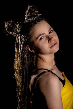 Bu büyüleyici portre gerçekten göze çarpan yenilikçi bir saç tasarımı ve canlı aksesuarlar sergiliyor.