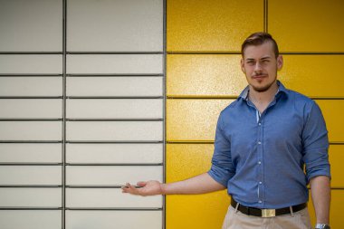 Kendine güvenen bir adam, çok canlı bir duvara karşı gururla durur, şık ve çağdaş tasarım unsurları sergiler.