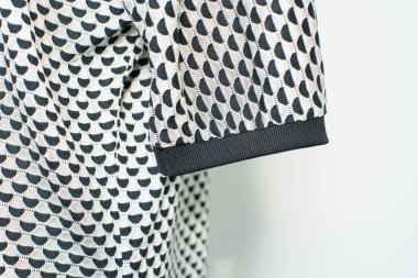 Yakından bakıldığında, benzersiz ve karmaşık desenler barındıran güzel bir siyah beyaz kumaş sergilenmektedir.