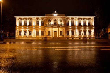 Göz kamaştırıcı ve güzel tarihi bir yapı, yağmurlu bir gece boyunca büyüleyici bir aydınlatmayla parıldıyor.
