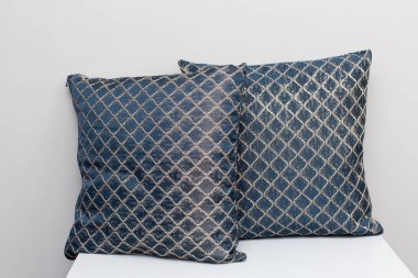 Altın desenli donanma yastıkları, ev dekorasyonu için mükemmel.