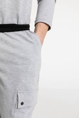 Bu şık gri tulum rahat bir tasarım sergiliyor. Şık bir kemer ve kullanışlı bir yan cebi var.