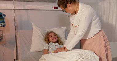 Şefkatli bir bakıcı ile hastanede yatan genç bir kız arasında sevgi ve destek gösteren sıcak bir etkileşim gerçekleşir.