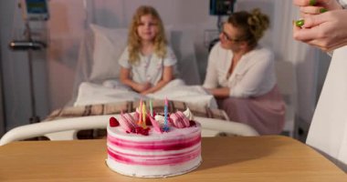 Yürek ısıtan bir sahnede, hastanedeki bir çocuk için neşeli bir doğum günü kutlaması başlıyor.