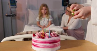 Yürek ısıtan bir hastane doğum günü kutlaması güzel bir pastayla, sevdiklerimizin sevgisini sergiliyor.