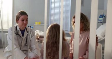 Bir hastane odasında, şefkatli bir doktor genç bir kız ve onun velisi ile iletişim kurar, ve rahatlık yaratır.