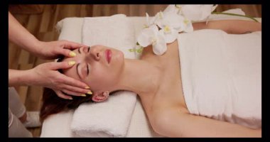 Huzurlu ve rahatlatıcı bir yüz masajı seansı yaşayın. Bu cildinizi rahatlatır ve gençleştirir.