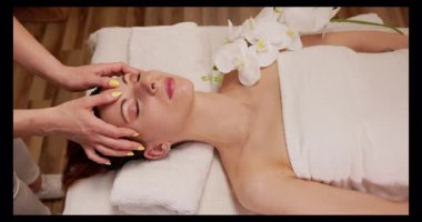 Huzurlu bir kaplıcada rahatlatıcı bir yüz masajının keyfini çıkarın.