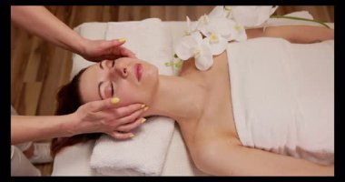 Sakin bir ortamda, dinlenmek ve gençleşmek için yetenekli eller tarafından gerçekleştirilen rahatlatıcı bir yüz tedavisinin tadını çıkarın.