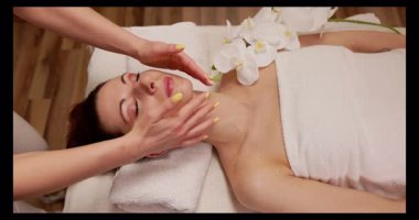 Son derece rahatlatıcı ve rahatlatıcı bir yüz tedavisiyle yenilenmeyi ve nihai rahatlamayı vaat eden