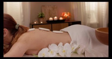 Huzuru rahatlatıcı bir masaj ve sıcak taşlar ve orkidelerin yer aldığı sakin bir ortam ile yaşayın..