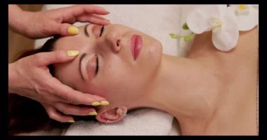 Huzurlu bir kaplıca ortamında hem rahatlığı hem de güzelliği ön plana çıkaran güzel bir yüz masajı.