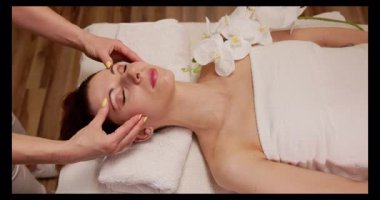 Rahatlamak ve huzurlu bir ortamda rahatlamak için çiçeklerle rahatlatıcı bir yüz masajının tadını çıkarın.