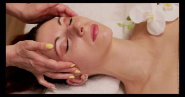 Huzurlu ve rahatlatıcı bir ortam içinde nazik ellerin sağladığı rahatlatıcı ve huzur verici bir yüz masajı yapın.