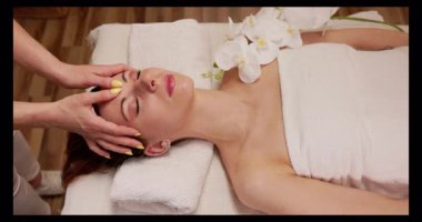 Profesyonel bir yüz tedavisiyle rahatlatıcı cilt bakımı ve gevşeme deneyimini keşfedin.