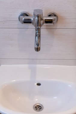Bu şık banyo lavabosunun parlak bir krom musluğu var, modern iç mekanlar ve modern estetik için mükemmel.